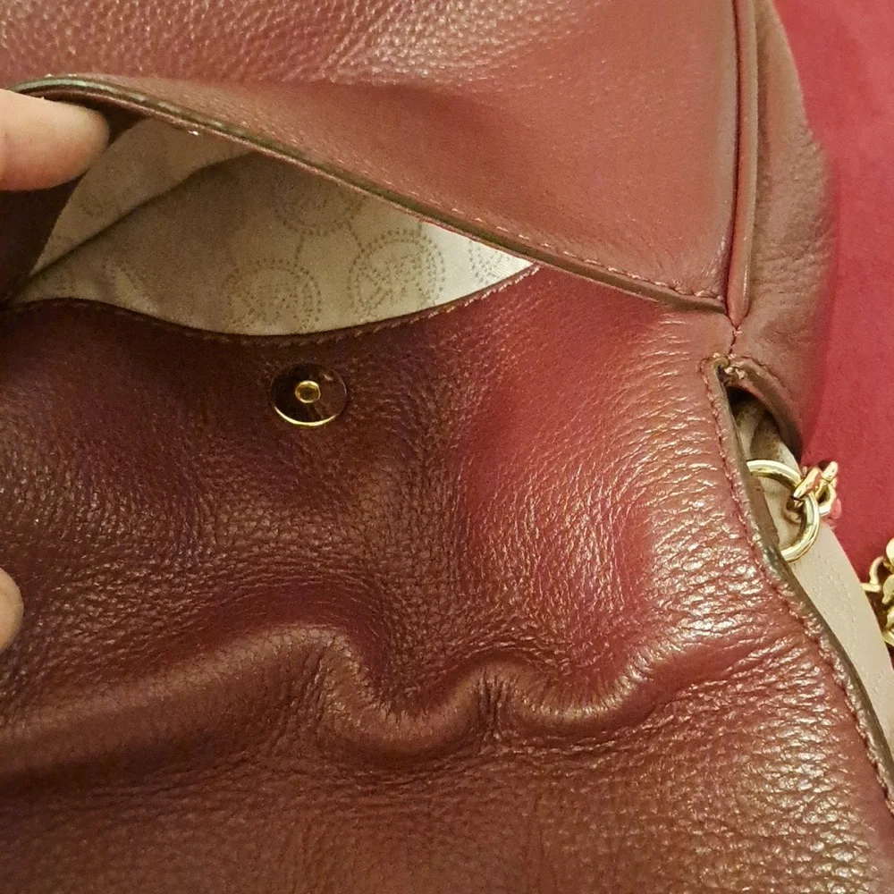 Michael Kors Leather Merlot ( Maroon) Color Crossbody 🥰Like New - Picture 9 of 9